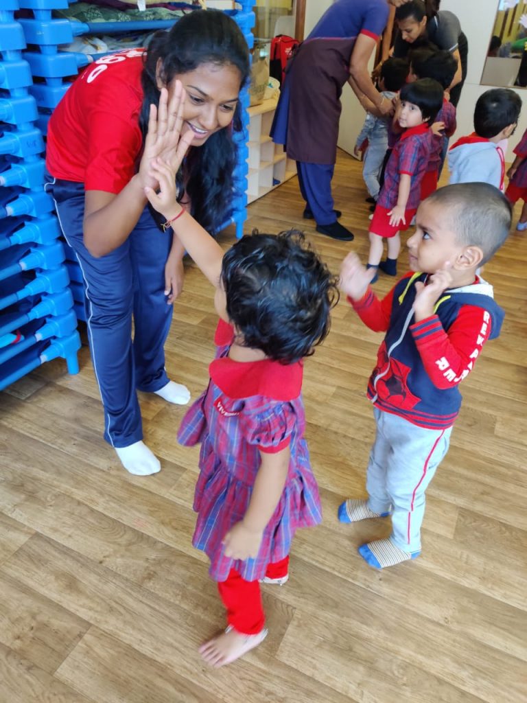 kids giving hi-fi to upUgo coach - fitness for small kids